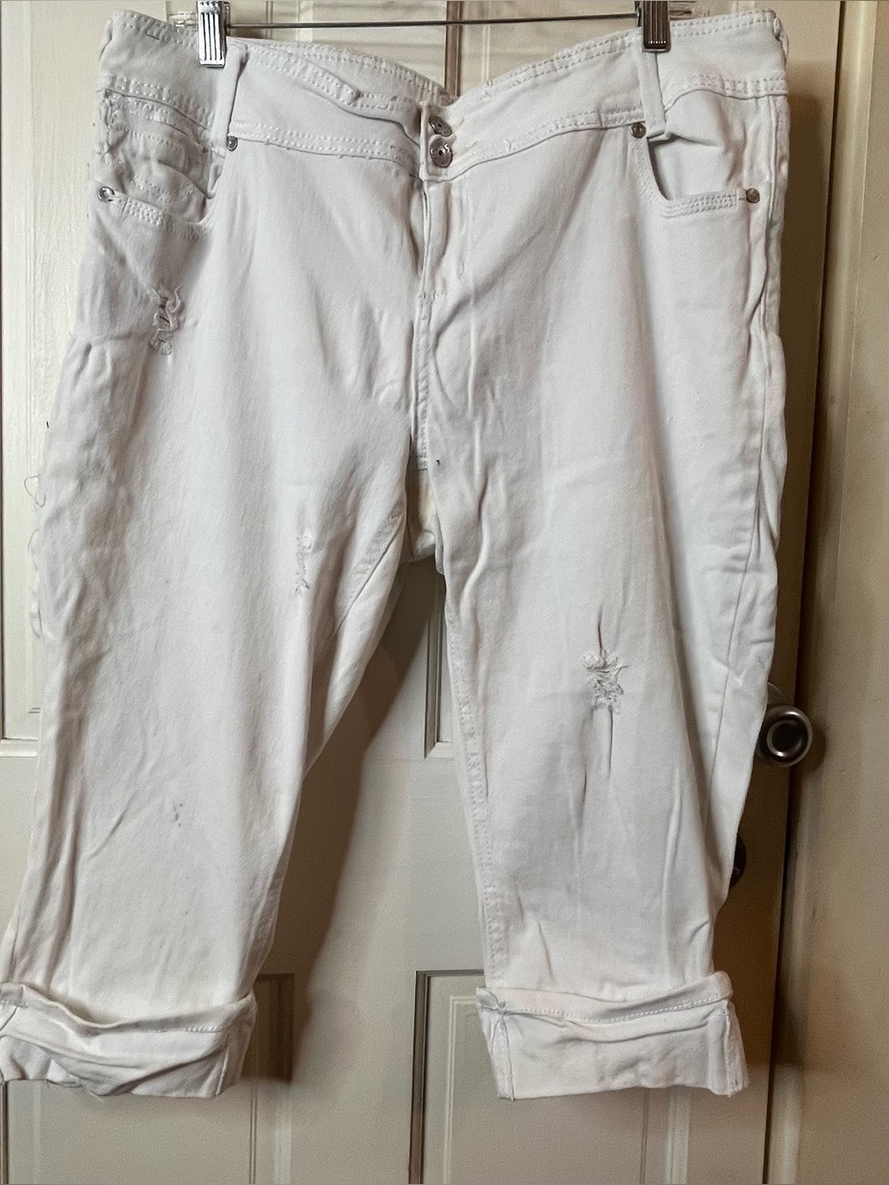 Almost Famous White Distressed Capris Size 18